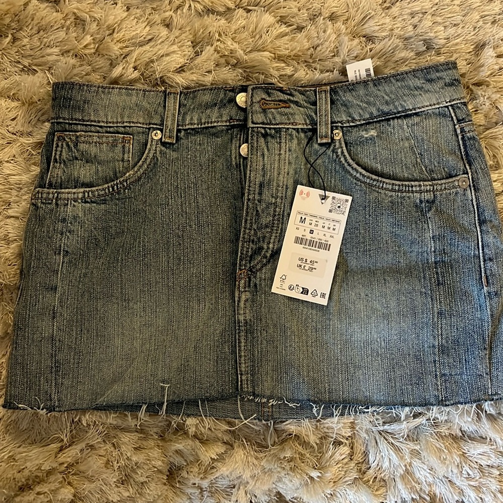 Brand new zara jean skirt with tags. Size Medium